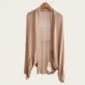 Detailansicht hellkhakifarbener Strickcardigan, leichter Fledermausärmel-Schal Sonnenschutz. - Oberteile / 160cm / Khaki