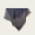 Détail de foulard carré en soie à pois bleu marine classique, design rétro élégant pour femmes. - 70cm / Noir