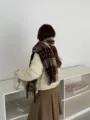 Gemütlicher Winterschal mit Karomuster und schickem Maillard-Stil für saisonale Damenmode. - 180cm / Nussbraun