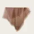 Vue détaillée du foulard carré à pois marron, texture de tissu douce avec bordure élégante. - 70cm / Café