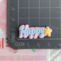 Dettaglio charm lettera Happy in resina fai da te, accessorio carino per cover telefono. - Lettera HAPPY / Finitura lucida / Rosa