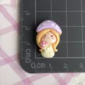 Cabochón de resina de niña de hongo de dibujos animados lindo para manualidades y joyas. - Niña Sombrero Champiñón Morado Sosteniendo Champiñón / 3 Piezas/Paquete