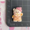 Delizioso cabochon in resina a forma di orsetto con vestito a quadri per cover telefono fai da te. - Stile Orso / Vestiti Plaid Giallo Orso