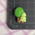 Detailansicht des grünen Harz-Baum-Anhängers, perfekt für DIY-Handyhüllen und kreatives Basteln. - Spirale Kiefer / 8 Stück/Packung