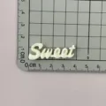 Ciondolo con lettera Sweet in resina bianca per artigianato fai da te e decorazione tazza. - Piastra per Lettere Sweet / Beige