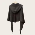 Detalle del chal con capucha de punto gris oscuro, cálido y cómodo para invierno. - 234cm / Gris oscuro