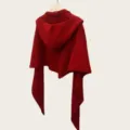 Primer plano detalle de bufanda capucha de punto rojo, lana calida, diseno triangular unico. - 234cm / Rojo