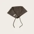 Detalle de pañuelo triangular de punto a rayas, tejido marrón cómodo con tiras y etiqueta tejida. - Café Rosa