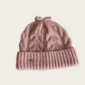 Rosa Zopfmuster Beanie Mütze mit süßer Schleife und Metall-Detail Damen Herbst Winter warm - Einheitsgröße / Rosa