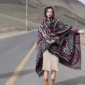 Mantella scialle con cappuccio boho per donna, poncho da viaggio invernale con motivo etnico. - Mantello stile africano(LM266) / Borgogna