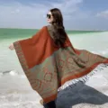Mantella in maglia bohémien da donna, scialle con frange etnico per viaggi, poncho chic. - Stile Fiori in Boccio (LM308)-Tunica / Arancione