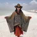 Mantella in maglia boho per donne, poncho etnico con frange per viaggi e fotosessioni. - Stile Fiori in Boccio (LM308)-Tunica / Cammello