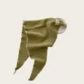 Detaillierter oliven grüner Strick-Dreiecks-Schal, Wollmischung, feine weiße Randnähte. - 110cm / Grün