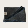 Dunkelgrauer Wollmischgewebe Strickschal mit blauer Häkelrandkante, weiches warmes Winteraccessoire. - 110cm / Dunkelgrau