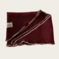Gemütliches Wollstrick-Dreiecktuch mit kontrastierender Ziernaht für warme Tage. - 110cm / Kirschrot