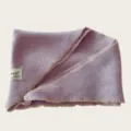 Gemütliches violettes Wollemischgewebe Dreieckstuch mit feiner dekorativer Spitzenborte. - 110cm / Lila