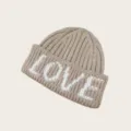 Vue détaillée du bonnet en tricot douillet avec texture côtelée et broderie blanche LOVE. - Taille unique / Kaki