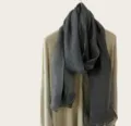 Detalle de bufanda de mezcla de seda transparente gris oscuro, textura de tela ligera. - 180cm / Negro y Gris