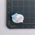Detailaufnahme des Harz Sprechblasen Charms mit blauer Schleife und rosa Buchstaben. - LOVE Sprechblase (B004) / Weiß