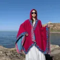 Mantella con cappuccio bohémienne da donna, design floreale rosso per viaggi e uso quotidiano. - Stile Piccoli Fiori con Bordo (LM309)-Tunica / Rosa intenso
