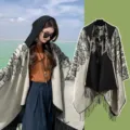 Mantella con cappuccio stile bohémien con frange, poncho etnico aperto per donna in viaggio. - Stile Ali (LM310)-Tunica / Nero Beige