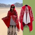 Mantella con cappuccio rossa boho con motivo etnico e frange, outfit da viaggio donna. - Stile Ala (LM310) / Rosso