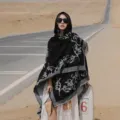 Mantella poncho con cappuccio bohémien da donna, scialle con frange etnico nero e bianco. - Stile Ramo d'Oro (LM311) / Nero
