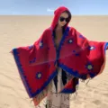 Poncho con cappuccio rosso stile boho con motivi floreali blu e frange per viaggi e uso esterno. - Stile Girasole (LM314) / Rosso
