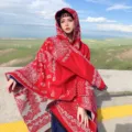 Scialle con cappuccio cachemire rosso bianco boho, mantella da viaggio etnica calda donna variante. - Stile Paisley (LM209) / Rosso