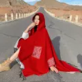 Mantella poncho con cappuccio bohemien rosso da donna, abbigliamento esterno etnico con frange. - Stile Etnico (LM170) / Rosso