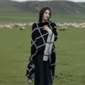 Mantella scialle in maglia con cappuccio a quadri neri e bianchi, capo etnico da viaggio. - Stile Grandi Quadri (LM318) / Nero