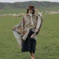 Poncho con cappuccio bohémien da donna, mantello stampa barocca vintage con orlo a frange. - Stile Catena Rotonda (LM316) / Cammello
