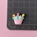Nahaufnahme Detail des bunten Harz Tulpen Blumenkorb Cabochons für DIY Basteln und Accessoires. - Rosa Topf + Tulpe
