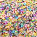 Gros plan de tranches de pâte polymère colorées avec divers motifs de fruits pour loisirs. - Pack de 20g / Mélange de Desserts