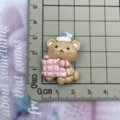 Dettaglio del ciondolo in resina a forma di orsetto addormentato con righello per le dimensioni. - Orso Con Coperta (3)