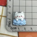Vista dettagliata del ciondolo in resina gatto con nuvola blu, mostra dimensioni reali. - Orso Conchiglia Blu