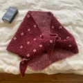 Bufanda triangular de punto, patrón floral rojo y blanco, pañuelo cálido de lana para invierno. - Rojo Cereza