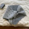 Bufanda triangular de punto gris para mujer, calentador de cuello de lana de invierno cálido. - Gris claro
