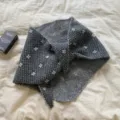 Mujer invierno lana bufanda triangular tejida, acogedor cuello cálido floral de color contrastante. - Gris oscuro