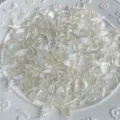 Vue rapprochée de breloques marines en résine iridescente, coquillages et étoiles de mer. - 50 g / Série Blanche Transparente Océan