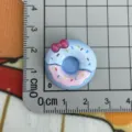 Cabochon ciambella resina blu con fiocco rosa e zuccherini, vista dettaglio decorazione. - Ciambella Fiocco Blu Rosa