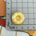 Cabochon in resina a ciambella gialla retro piatto, grazioso ciondolo fai da te per custodia e forcina. - Ciambella Gialla