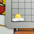 Mini ciondolo in resina sole e nuvola lucido, dettaglio su tappetino di misurazione - Impressione Levar del Sole / Mini