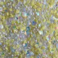 Remplissage de loisirs créatifs avec cœurs en argile, perles et sequins jaunes. - Série Jaune