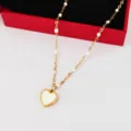 Collana con ciondolo a cuore in acciaio dorato con stazioni smaltate bianche ed elegante. - Bianco