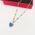 Collana con ciondolo a cuore in smalto blu in acciaio inossidabile con catena di perle. - Blu