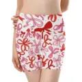 Detailansicht der nahtlosen Damen-Yogashorts mit lebhaftem rotem und pinkem Schleifenmuster. - Schleife