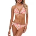 Dettaglio di un bikini a due pezzi con stampa leopardata a cuore rosa su base beige. - Leopardo Colorato 3