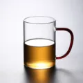 Tasse minimaliste en verre borosilicaté transparent avec anse rouge vif et thé ambré - 300ml / Rouge