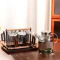 Ανθεκτικό στη θερμότητα γυάλινο σετ τσαγιού με λαβές από ξύλο καρυδιάς και βάση - 6 γκρι σκούρα φλιτζάνια 300ml με ξύλινη λαβή και βάση φλιτζανιών και δίσκο τσαγιού και κανάτα / Γκρι καπνού